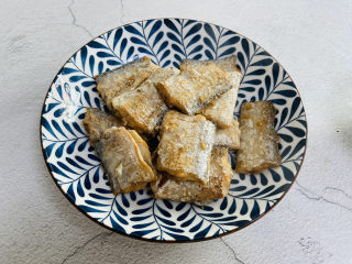 16、红烧糖醋带鱼,盛入盘中