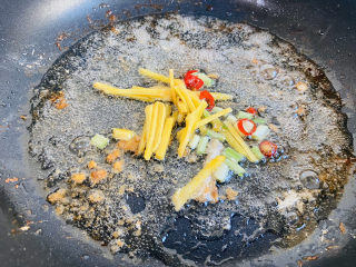 17、红烧糖醋带鱼,锅中留底油放入姜、葱、辣椒爆香