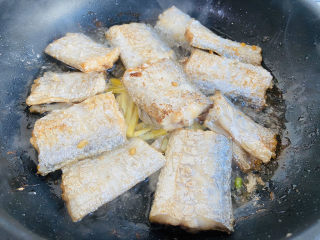 18、红烧糖醋带鱼,放入带鱼段