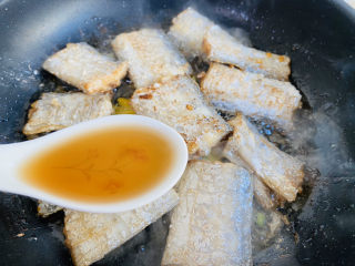 19、红烧糖醋带鱼,烹入料酒