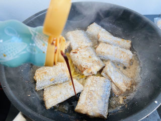 20、红烧糖醋带鱼,少许红烧酱油提色，淋入少许热水烹熟