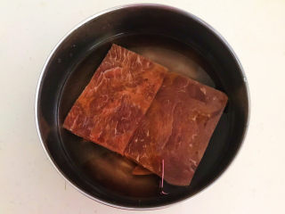 1、牛肉香菇酱,牛肉清洗干净