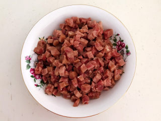 2、牛肉香菇酱,把牛里脊切成小丁