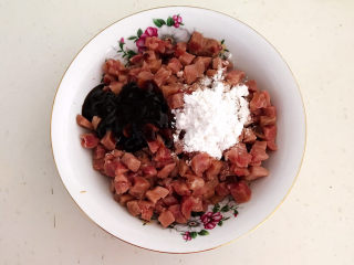 3、牛肉香菇酱,加入蚝油和玉米淀粉