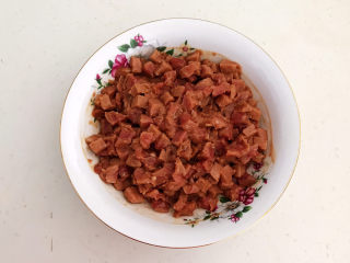 4、牛肉香菇酱,抓匀后腌制10分钟