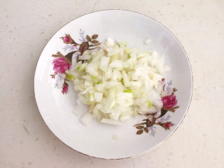 5、牛肉香菇酱,圆葱切成小丁