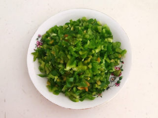 6、牛肉香菇酱,青椒切成小丁