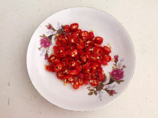 7、牛肉香菇酱,小米辣切成小丁