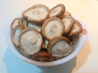 8、牛肉香菇酱,香菇去蒂清洗干净