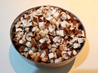 9、牛肉香菇酱,把香菇切成小丁