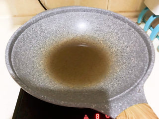 10、牛肉香菇酱,炒锅烧热后加入大豆色拉油