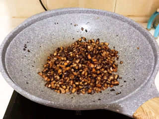 13、牛肉香菇酱,炒出香菇里面的水份,香菇变成金黄即可