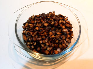 14、牛肉香菇酱,把炒好的香菇盛出来备用