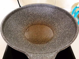 15、牛肉香菇酱,炒锅烧热后加入大豆色拉油