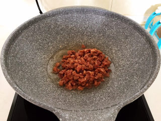 16、牛肉香菇酱,油烧热后加入牛肉