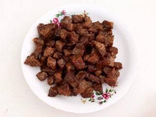 18、牛肉香菇酱,把炒好的牛肉丁盛出来备用