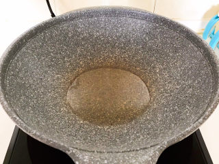 19、牛肉香菇酱,另起锅,加入1勺大豆色拉油