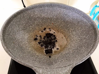 20、牛肉香菇酱,油烧热后加入豆豉,翻炒均匀