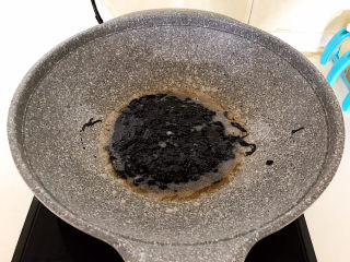 21、牛肉香菇酱,加入甜面酱煸炒1分钟