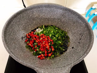 22、牛肉香菇酱,加入圆葱,青椒和小米辣