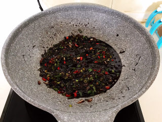 23、牛肉香菇酱,翻炒均匀