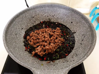 24、牛肉香菇酱,加入炒好的牛肉和香菇