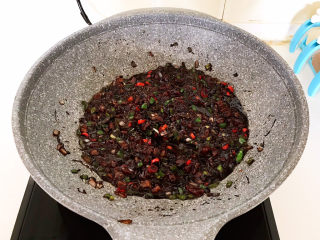 25、牛肉香菇酱,翻炒均匀