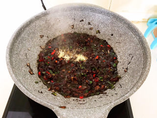 26、牛肉香菇酱,加入鸡精调味