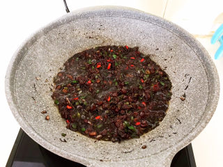 27、牛肉香菇酱,翻炒均匀即可