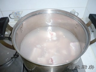1、麻辣孜然排骨,锅中放凉水将排骨焯烫。