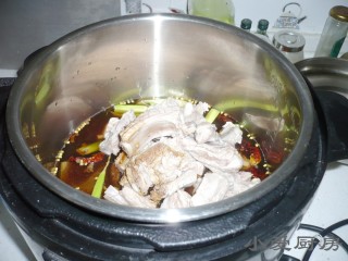 3、麻辣孜然排骨,将焯好水的排骨放入加生抽加水煮5分钟。