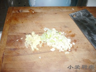 6、麻辣孜然排骨,大蒜切末备用。