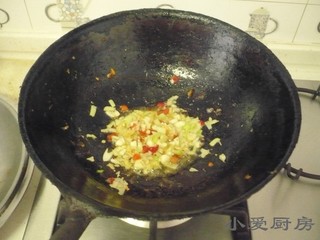 8、麻辣孜然排骨,炒锅中放底油，小火煸香葱姜蒜，放切成段的红尖椒翻炒。