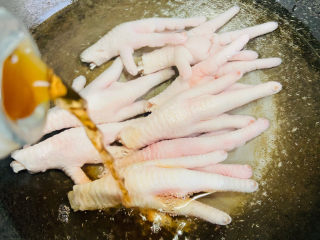 6、香辣卤鸡爪,加入一勺料酒