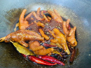 19、香辣卤鸡爪,大火收汁