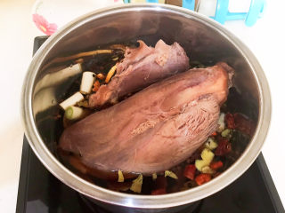 14、五香酱牛肉,加入牛肉