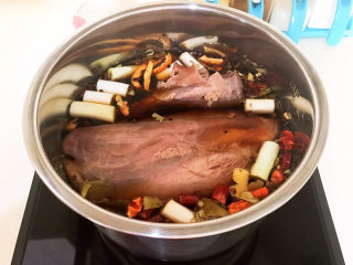 15、五香酱牛肉,汤汁没过牛肉