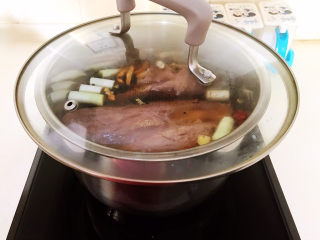 16、五香酱牛肉,盖上锅盖大火烧开后小火慢烧80分钟