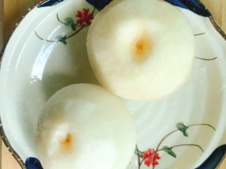 2、银耳雪梨糖水,雪梨洗干净后削去外皮，去核，切成块