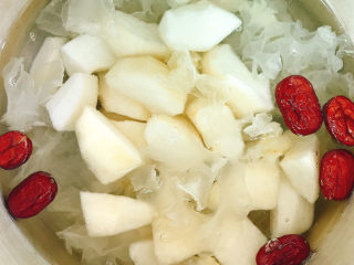 3、银耳雪梨糖水,红枣划个口，所有材料放入锅中