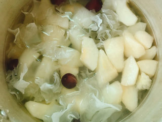 4、银耳雪梨糖水,大火烧开转小火煲1小时