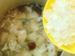 5、银耳雪梨糖水,放入碎冰糖