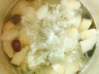 6、银耳雪梨糖水,再煲20分钟