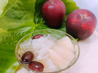 8、银耳雪梨糖水,或者多煲一阵都可以