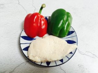 1、彩椒炒鸡丁,准备好食材