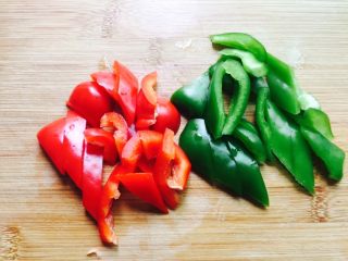 2、彩椒炒鸡丁,青椒、红椒洗净切片备用