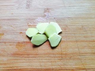 3、彩椒炒鸡丁,生姜洗净切片备用