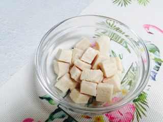 4、彩椒炒鸡丁,鸡胸肉洗净切丁放入碗里