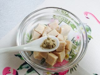 5、彩椒炒鸡丁,加入1小茶匙胡椒粉