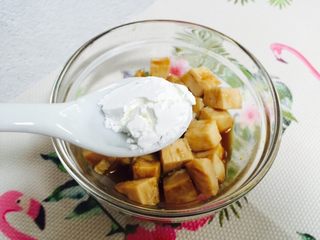 9、彩椒炒鸡丁,1小勺淀粉抓匀腌制十分钟